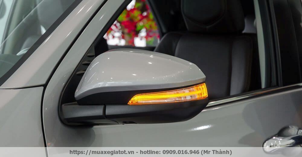 Gương chiếu hậu trên xe Toyota Fotuner 2017 thiết kế kiểu dáng khí động học có chức năng chỉnh điện, gập điện tích hợp đèn báo rẻ, đèn chào mừng welcome light