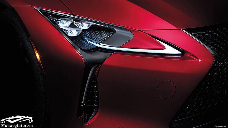 Lexus LC500 2018 có phần đầu xe được trang bị lưới tản nhiệt hình con suốt đặc trưng, ​​đèn pha thiết kế ấn tượng và công nghệ full LED.