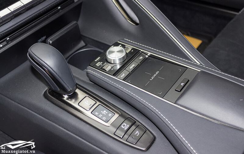 Cần số điện tử, cùng với đó là phanh tay điện tử tạo cảm giác đầy công nghệ cho chiếc xe Lexus LC500 2018