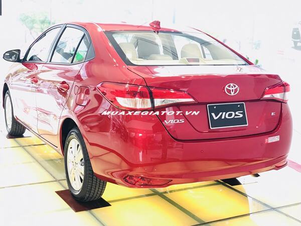 Đuôi xe Toyota Vios E CVT được trang bị cảm biến lùi