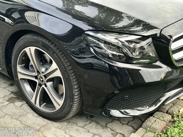 Mercedes E250 2019 được nâng cấp mâm mới khá ấn tượng và giúp xe cứng cáp hơn