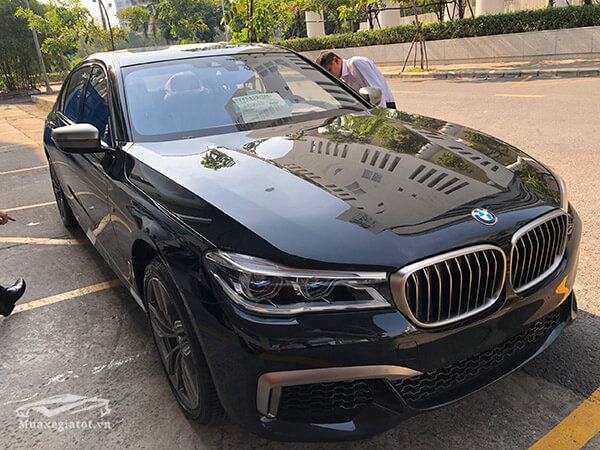  Nhìn từ bên hông BMW M760 Li 2019