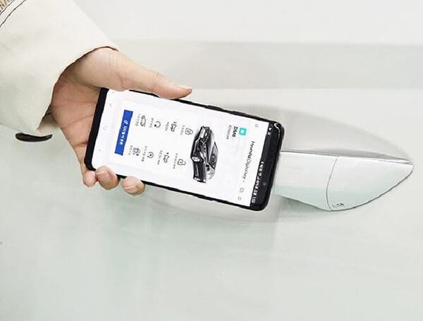 Hyundai Sonata 2020 thế hệ mới cũng sẽ trang bị khóa điện tử thông qua một ứng dụng cài đặt điện thoại thông minh. Nhờ đó, chủ sở hữu có thể sử dụng ứng dụng này để mở khóa và khởi động xe.