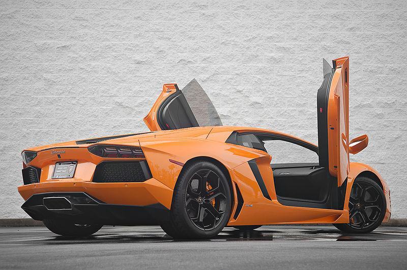 800px-Orange_Lamborghini_Aventador_LP700_(13958653933)