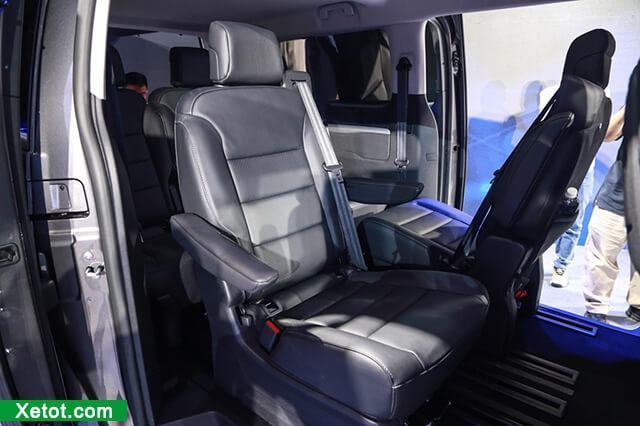 Hàng ghế thứ hai xe Peugeot Traveller 2020