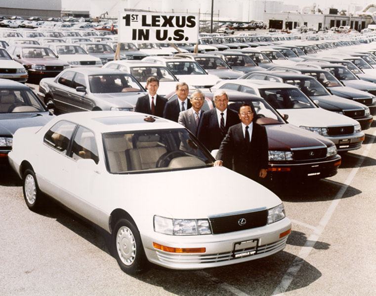 Lexus LS 400 - chiếc xe Lexus đầu tiên được giới thiệu tại thị trường Mỹ và nhận được nhiều phản hồi tích cực
