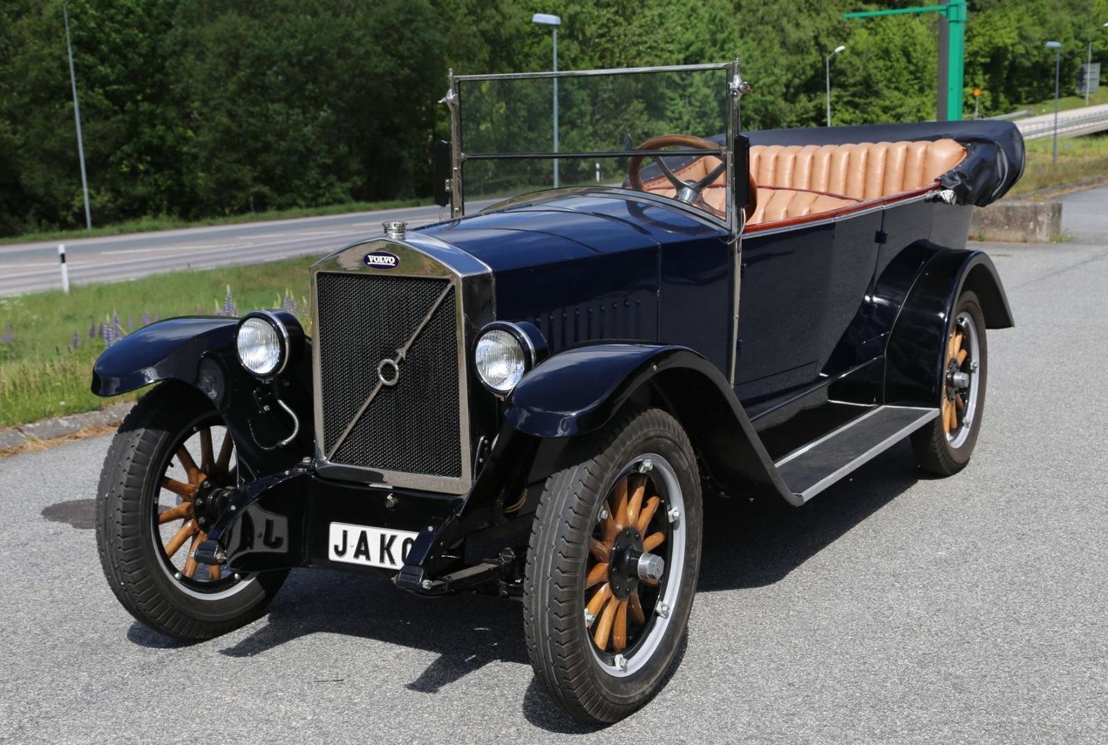 Volvo ÖV 4 - chiếc xe đầu tiên của Volvo - rời nhà máy vào ngày 14 tháng 4 năm 1927. Chiếc xe có biệt danh 