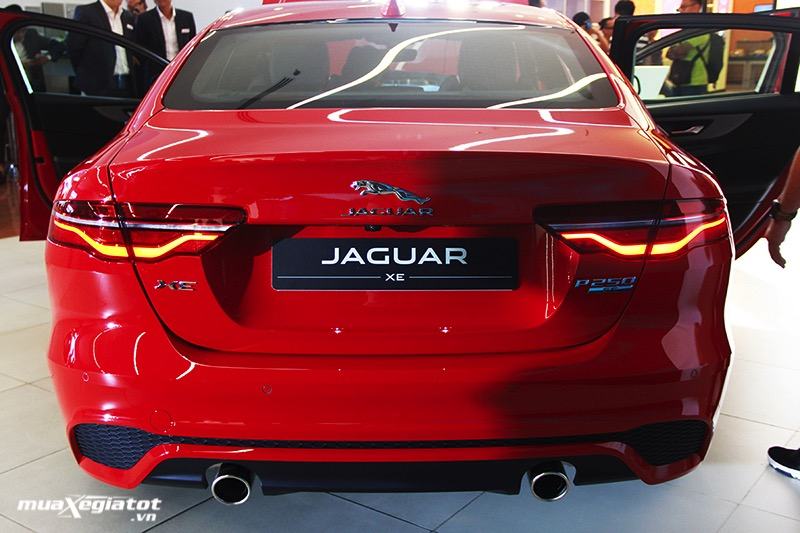 duoi-xe-jaguar-XE-2020-2021-muaxegiatot-vn