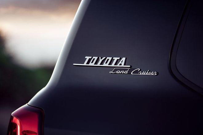 Logo-Toyota-Land-Cruiser-Heritage-Edition-2021-trinh-lang-muaxegiatot-vn