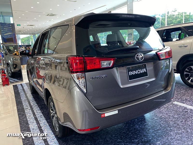 Đuôi xe Toyota Innova G 2022 (Innova 2.0G)