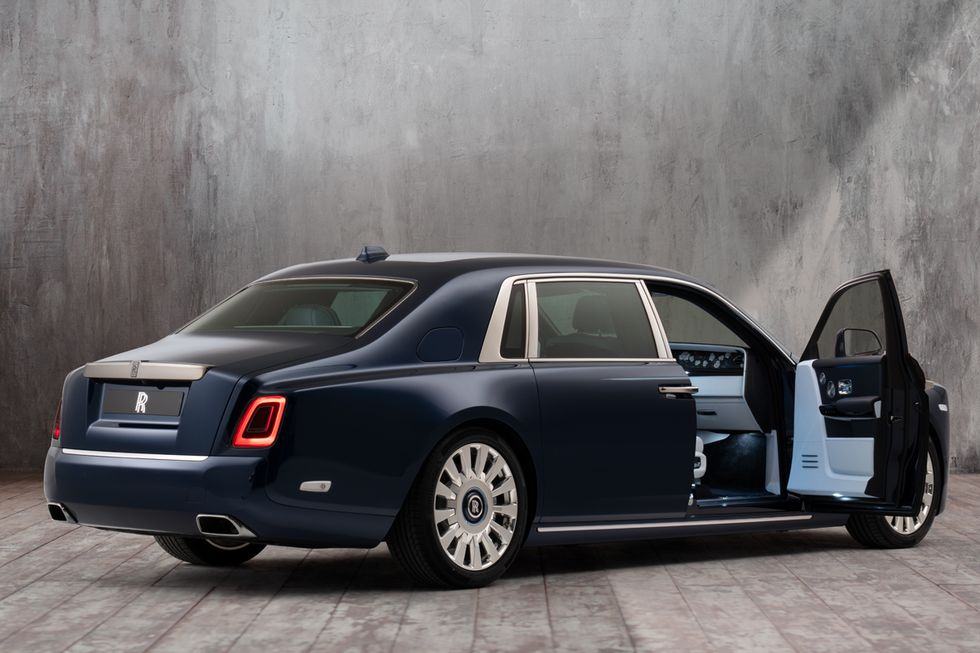 Duoi-xe-Rolls-Royce-Phantom-2021-Muaxegiatot-vn
