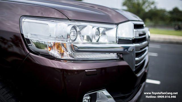 Cụm đèn Land Cruiser 2016 có thiết kế sắc sảo và hiện đại