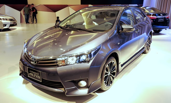 Toyota Altis 2014 cum den truong toyota tan cang