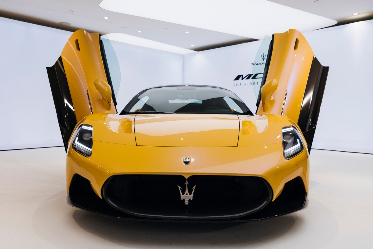 Phần đầu xe Maserati MC20 gây ấn tượng với thiết kế mềm mại, tinh tế