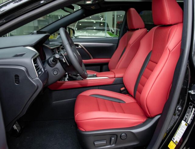 Ghế da đỏ phối chi tiết đen thể thao trên Lexus RX450h F-Sport 2022.