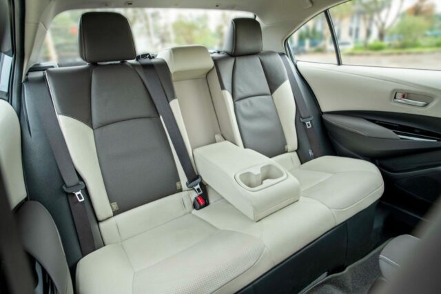 Toyota Corolla Altis 2022 có hàng ghế sau rộng rãi.