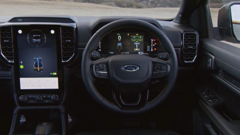 Ford Ranger 2023 sở hữu vô-lăng và đồng hồ mới.