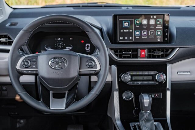 Toyota Veloz Cross 2020 hơn “đàn em” khi có đồng hồ kỹ thuật số 7 inch.