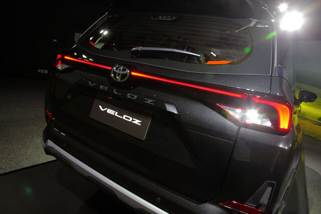 Toyota Veloz 2022 có đèn hậu nối liền hai bên.