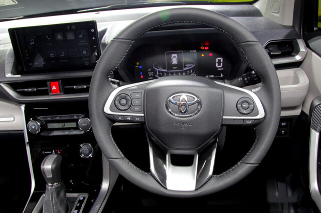 Vô lăng 3 chấu của Toyota Veloz 2022 bọc da.