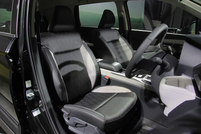 Toyota Veloz 2022 có ghế chỉnh cơ.