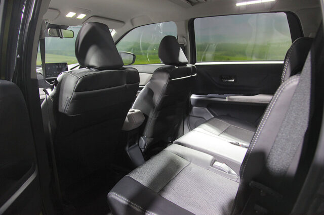 Hàng ghế thứ hai của Toyota Veloz 2022 rất rộng rãi.