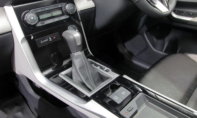 Toyota Veloz 2022 đi kèm phanh tay điện tử, sạc điện thoại không dây.