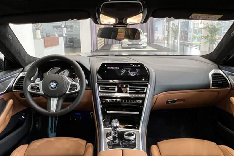 BMW 840i Gran Coupe 2022 sở hữu khoang lái sang trọng.