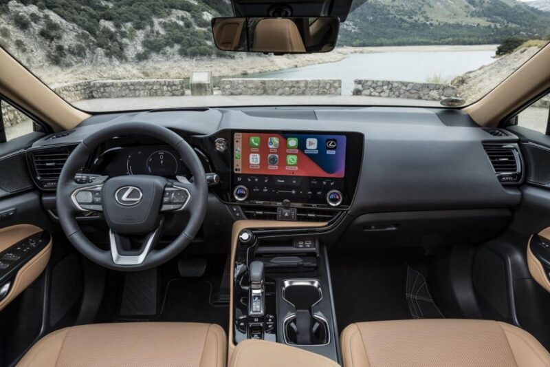 Lexus NX 350h 2022 có khoang lái đầy tương lai.