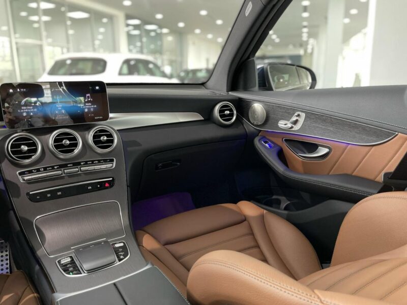 Màn hình dạng nổi của Mercedes-Benz GLC 300 AMG 2022.