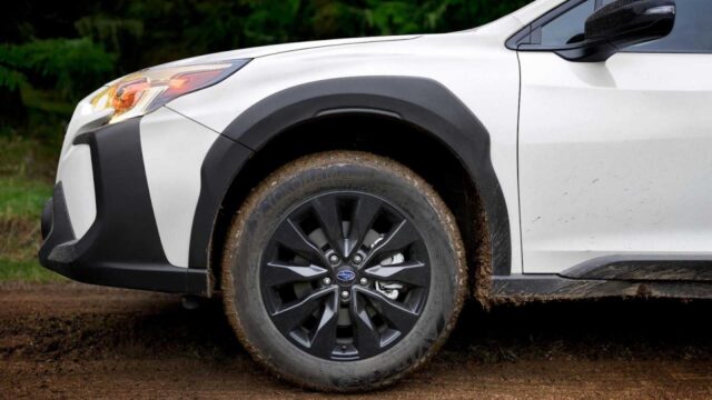 Subaru Outback 2023 dùng mâm sơn đen.