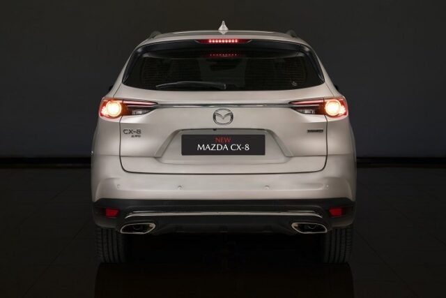 Mazda CX-8 2022 vẫn sở hữu thiết kế quen thuộc khi nhìn từ phía sau với cụm đèn hậu hình elip sử dụng công nghệ LED và được nối với nhau bằng một dải crom.