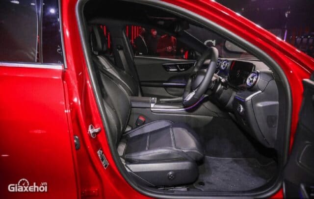 Khoang nội thất xe Mercedes-Benz C200 Avantgarde Plus 2022.