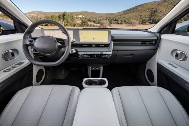 Hyundai Ioniq 5 2022 có khoang lái tương lai.