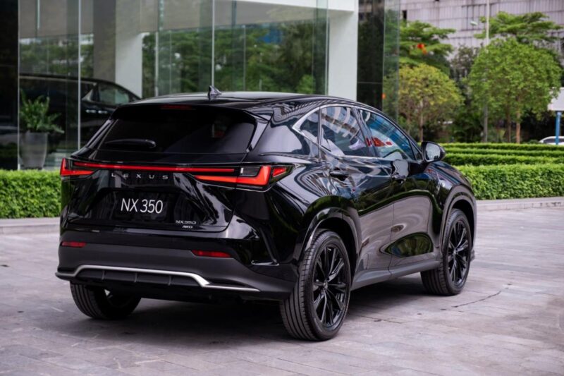 Lexus NX 350 F Sport 2022 có dải đèn hậu mới.