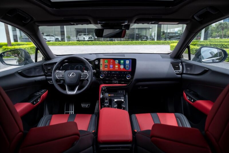 Lexus NX 350 F Sport 2022 sở hữu khoang lái trẻ trung.