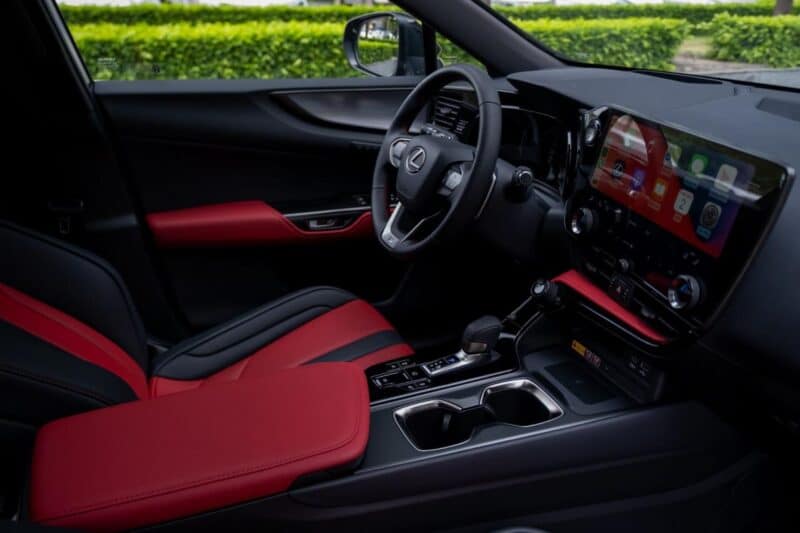 Lexus NX 350 F Sport 2022 sở hữu vô-lăng, đồng hồ kỹ thuật số mới.