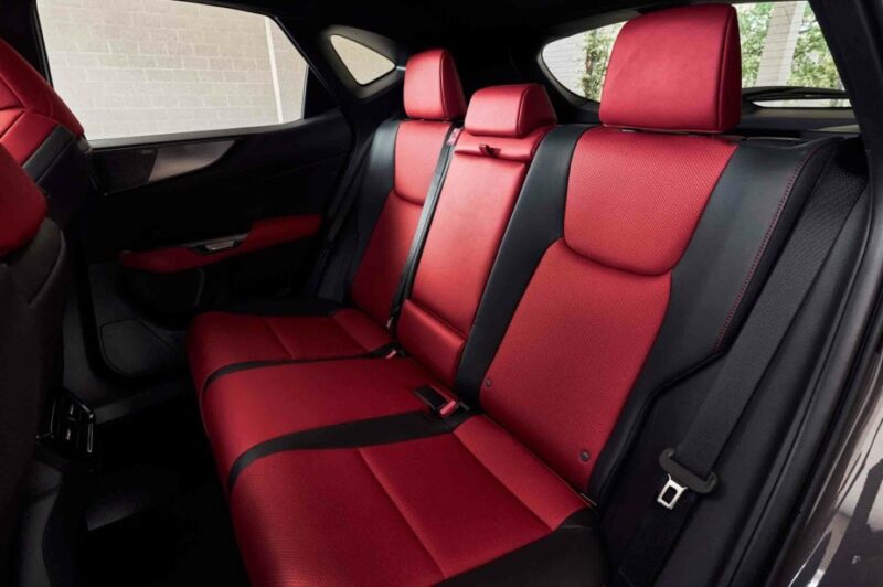 Hàng ghế sau Lexus NX 350 F Sport 2022  được gia tăng kích thước.