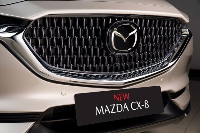 Không khó để nhận thấy rằng thay đổi lớn nhất của Mazda CX-8 2022 đến từ phần đầu xe.  Theo đó, Thaco đã làm mới chiếc SUV của mình bằng cách tăng cường mặt nạ với các họa tiết crom phá cách tinh tế thay cho các nan ngang ở đời cũ.