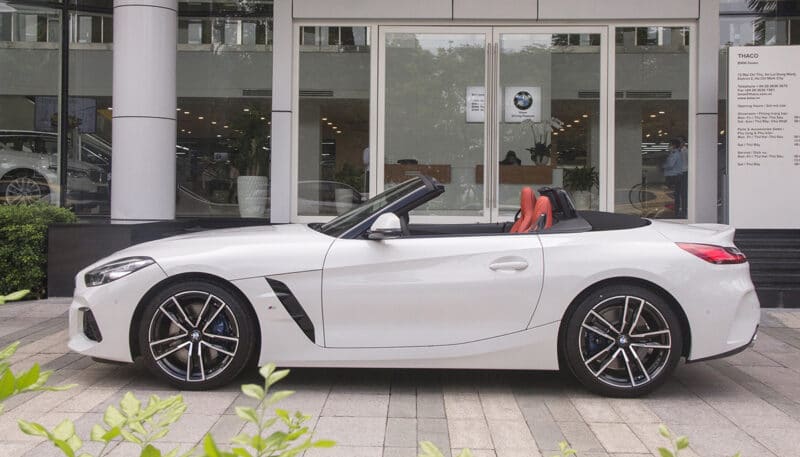 BMW Z4 là một chiếc xe mui trần.