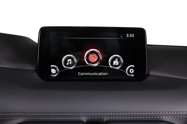 Khách hàng sẽ được trải nghiệm không gian giải trí qua màn hình 8 inch nổi ở giữa tích hợp kết nối không dây Mazda Connect và Apple CarPlay và Android Auto.  Hệ thống giải trí đầu ra trên Mazda CX-8 2022 là dàn âm thanh Bose 10 loa.