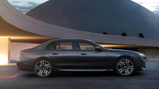 BMW 7-Series 2023 với tay nắm cửa ẩn.