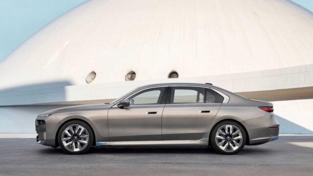 BMW i7 2023 có tay nắm cửa mới.