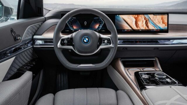 BMW i7 2023 sử dụng vô-lăng D-Cut.
