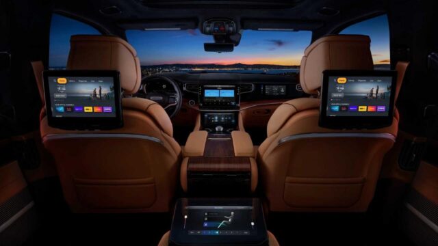 Jeep Wagoneer L 2023 sở hữu nhiều màn hình giải trí, điều chỉnh các hệ thống trong xe.