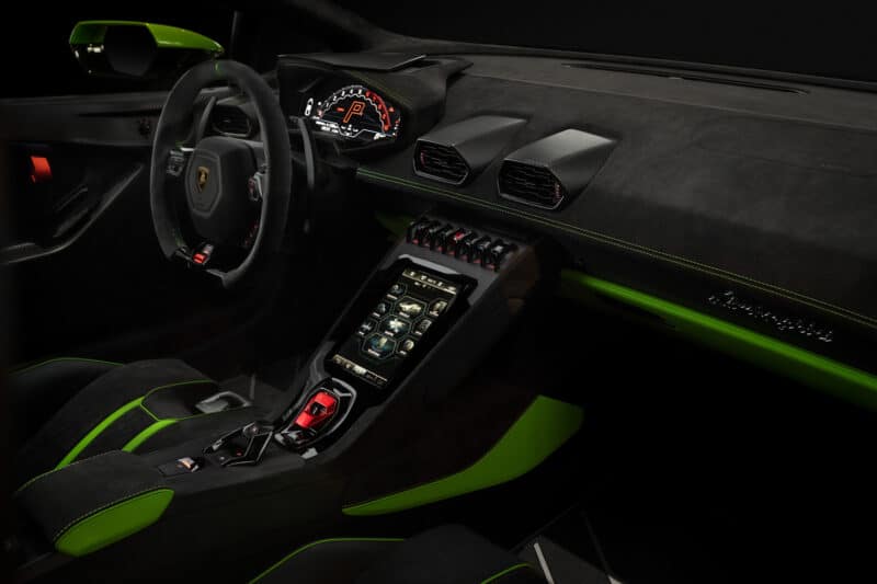 Lamborghini Huracan Tecnica 2022 có khoang nội thất đầy thể thao.