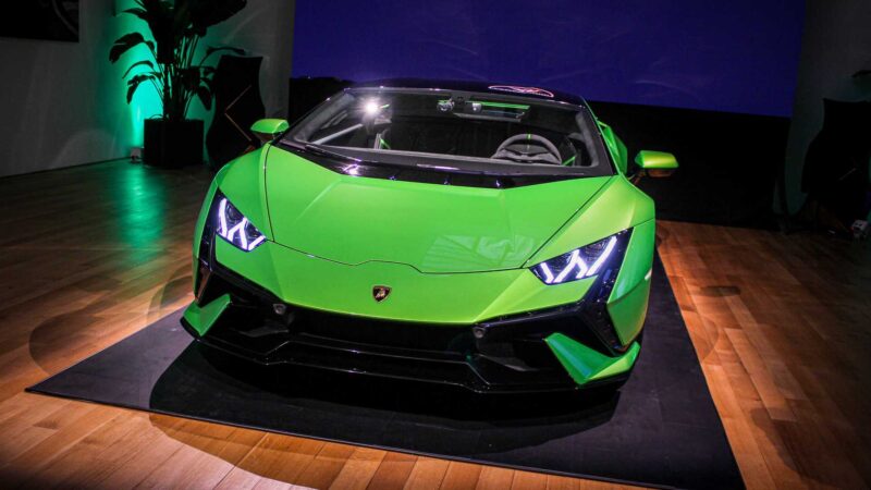 Đầu xe Lamborghini Huracan Tecnica 2022 khí động học.