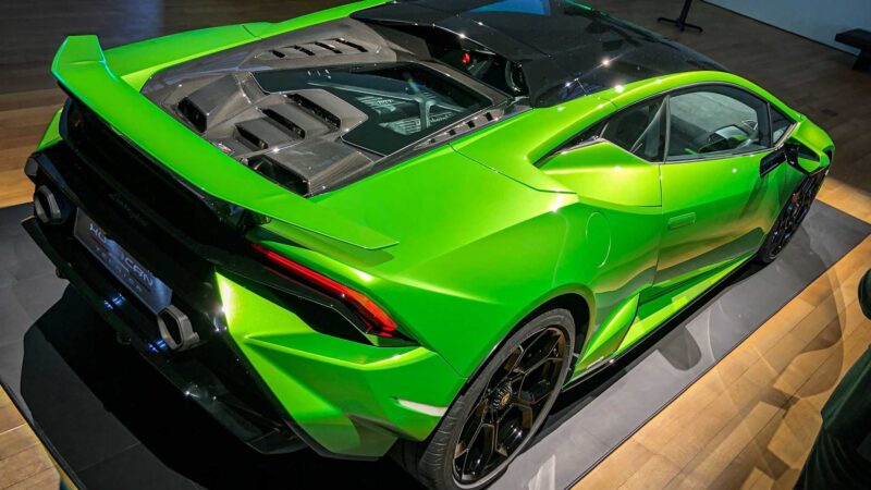 Đuôi xe Lamborghini Huracan Tecnica 2022.