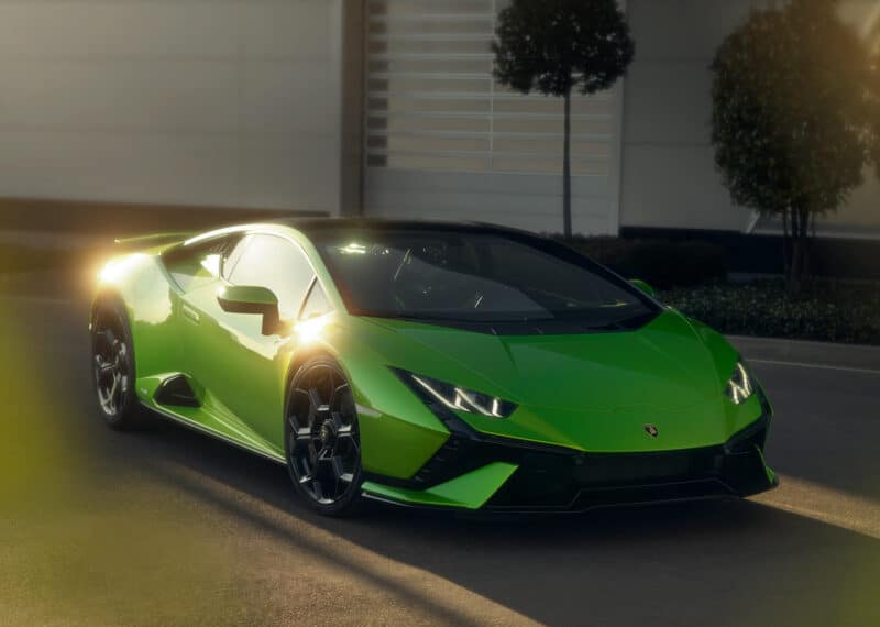Lamborghini Huracan Tecnica 2022 sẽ mang đến trải nghiệm thú vị cho người dùng.