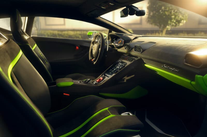 Lamborghini Huracan Tecnica 2022 có ghế ôm sát cơ thể.